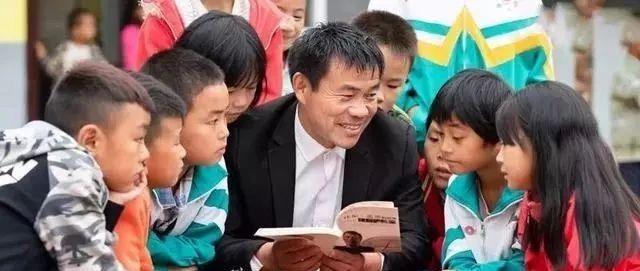 鄉村教師<em>張</em><em>玉</em><em>滾</em>，一條窄窄的扁擔挑起山里娃走出大山的希望