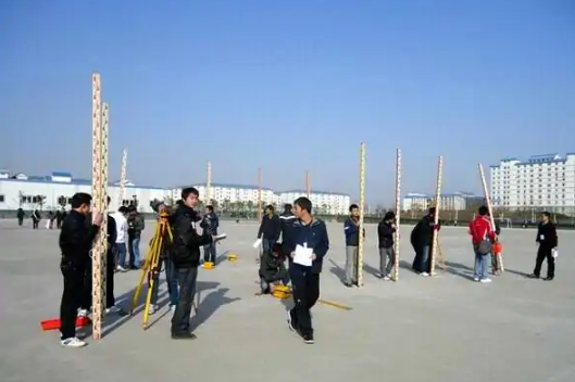 <em>水準測量</em>—用水準儀和水準尺測定地面上兩點間高差的方法