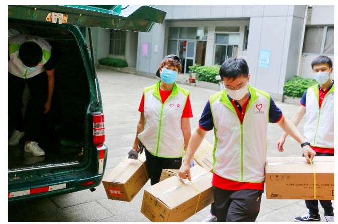 熱心人士捐贈的<em>物資</em>及時<em>運送</em>到各區防疫點