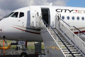 民航客機艙門<em>又</em>厚<em>又</em>重，為什么不安裝自動門，反而要空姐手動？