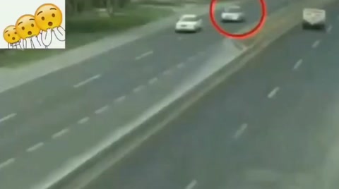 汽車超速<em>發(fā)生</em><em>事故</em>視頻