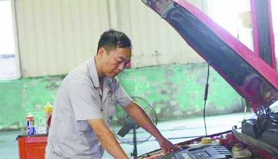 堅(jiān)守崗位<em>的</em><em>汽車</em><em>維修</em>工人-張開吉