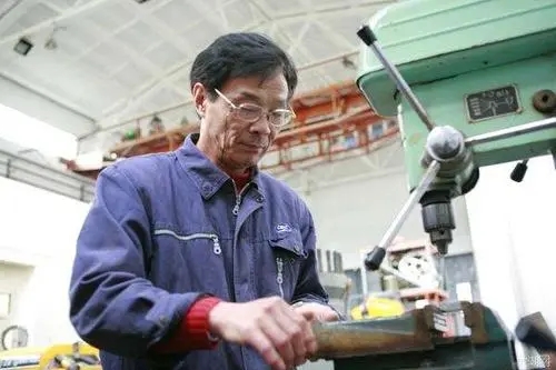 <em>顧</em><em>秋</em><em>亮</em>“<em>蛟龍</em>號”首席裝配鉗工技師