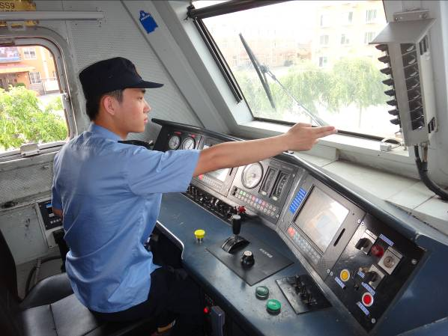 <em>授課</em><em>圖片</em>—列車發車前<em>確認</em>機車<em>信號</em>機上下行開關