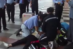 醫學生車站<em>跪地</em>救人面對鏡頭她說：別宣傳我宣傳心肺復蘇