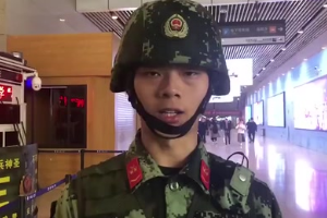 7秒KO襲擊者的武警小哥：我們的職責(zé)就是<em>保衛(wèi)</em>人民安全！
